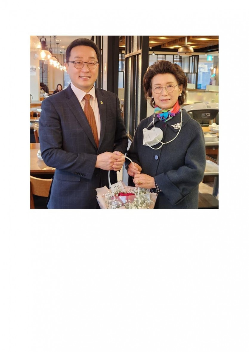 홈페이지 게시용 - 이달의 산타(노희숙원장님)_202303-2004.jpg